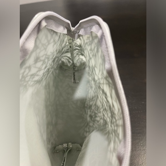 NIB MAC Cosmetics Mini Silver Pouch Bag - Picture 4 of 4